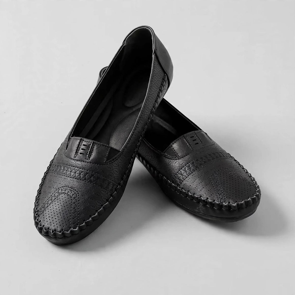 Loafer in black with tone-on-tone whipstitch and a black sole.