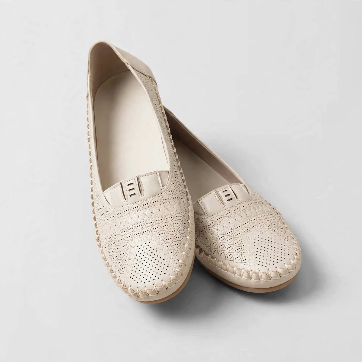 Loafer in light beige with tone-on-tone whipstitch and a light tan sole.