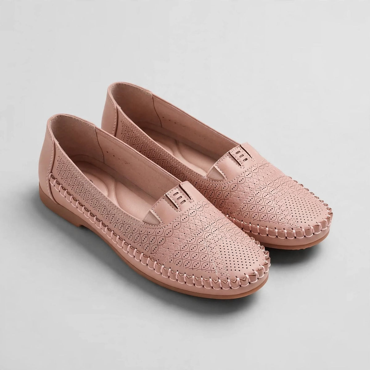 Loafer in soft dusty pink with tonal stitching and a light brown sole.